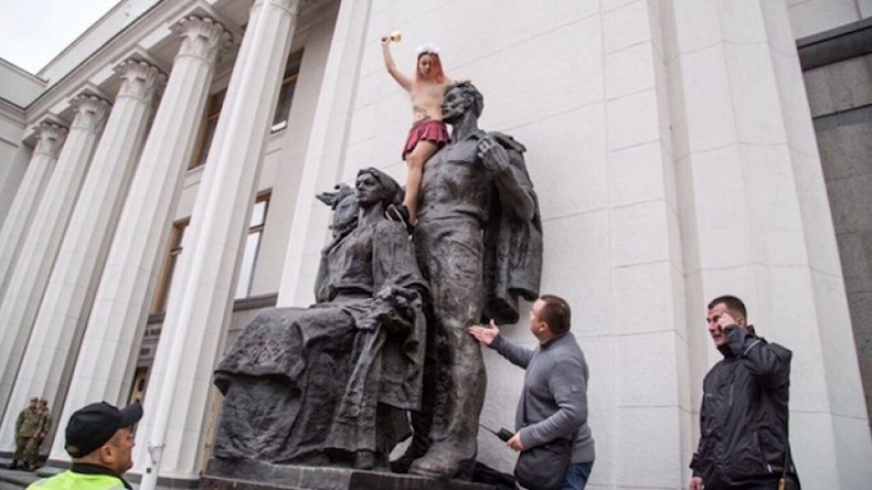«Ecole de la corruption» : seins nus, une Femen souhaite une bonne rentrée à la Rada ukrainienne