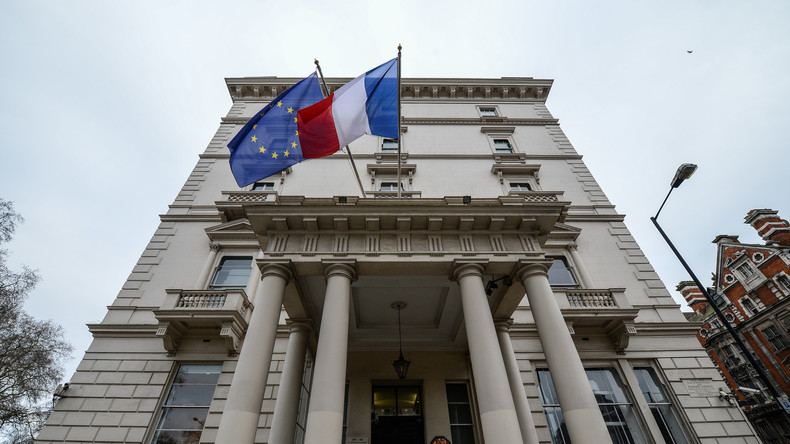 Des individus proches de la mouvance djihadiste auraient travaillé dans des ambassades de France