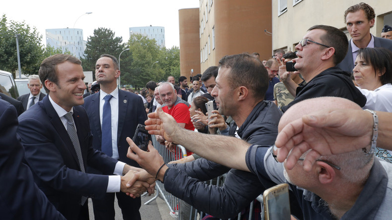 Une pomme et une bouteille d'eau : le frugal repas des policiers escortant Emmanuel Macron