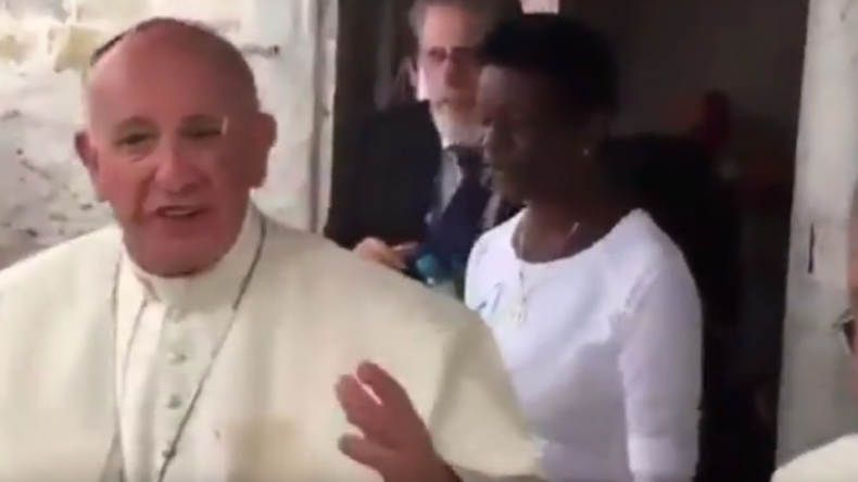 Le pape François légèrement blessé à l’œil après un freinage trop brusque (VIDEO)