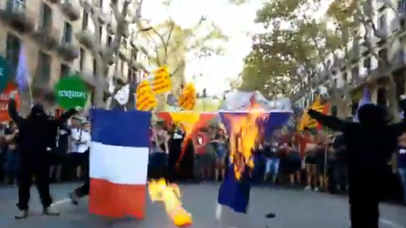 Des indépendantistes catalans brûlent les drapeaux européen, français et espagnol (VIDEO)