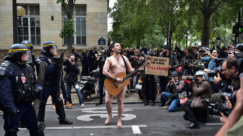 Le guitariste nu de la manifestation anti-loi travail en passe de devenir une star du web ? (VIDEO)