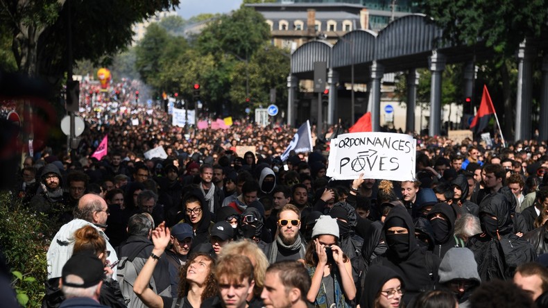 Matraqué durant la manifestation à Paris, un journaliste filme sa propre interpellation (VIDEO)