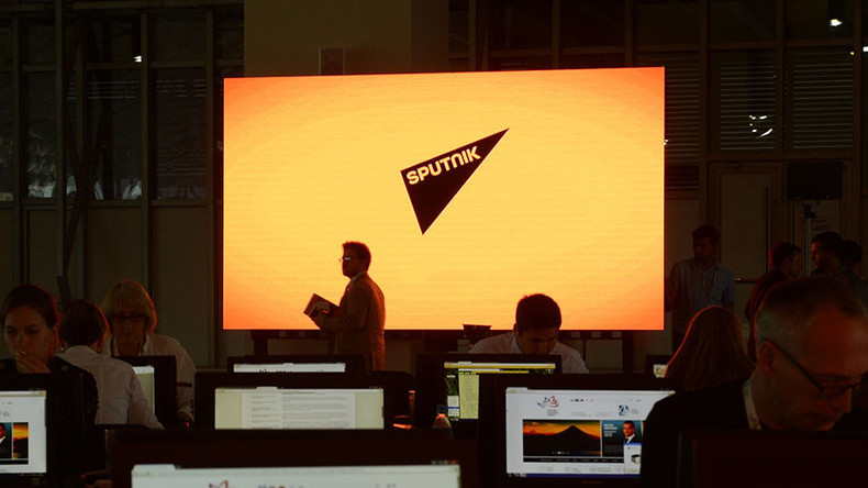 Le Kremlin condamne l'interrogatoire d'un ex-journaliste de Sputnik par le FBI