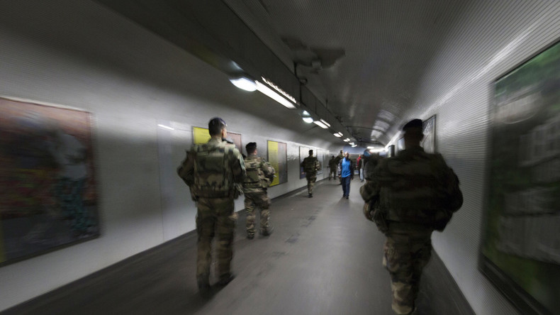Un militaire de Sentinelle attaqué à Paris par un homme armé d'un couteau
