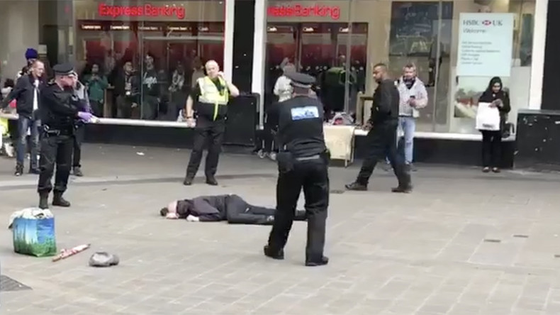 Un homme armé d'un couteau maîtrisé par la police près de la gare de Birmingham (VIDEO)