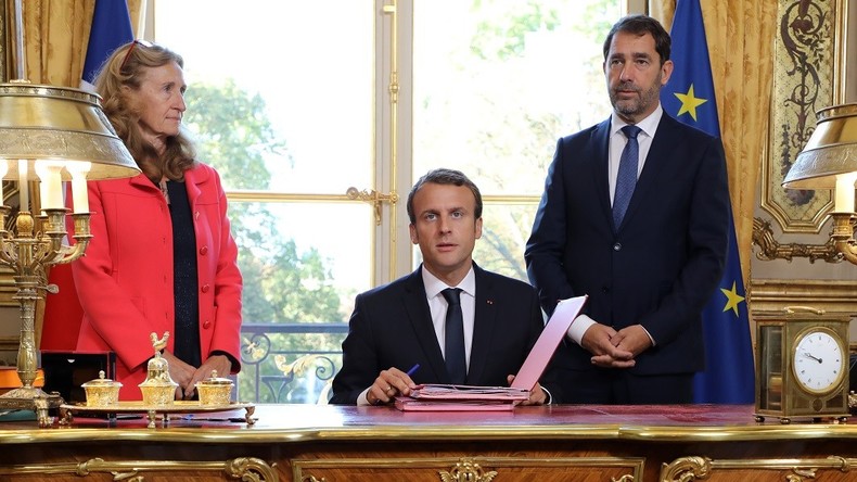 Joue-la comme Trump ? Macron moqué sur Twitter pour la mise en scène de sa signature de loi