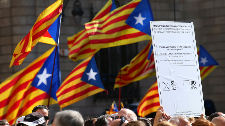 Plus de 700 maires catalans défilent pour leur droit à organiser le référendum sur l’indépendance