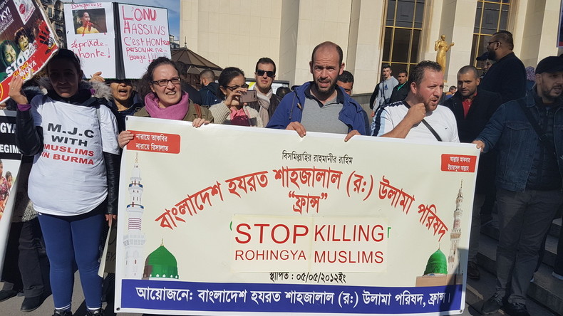 Des centaines de personnes manifestent devant la tour Eiffel en soutien aux Rohingyas (IMAGES)