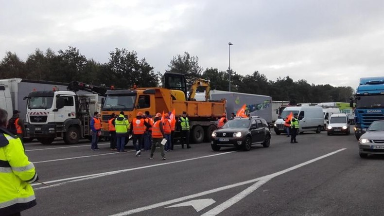 Les routiers de la CFDT-CFTC donnent le coup de feu d'une semaine sociale chargée (IMAGES)