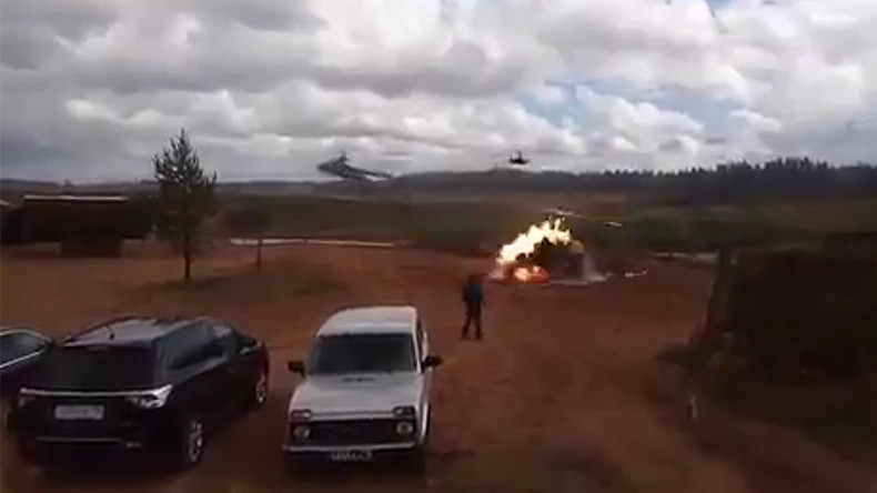 Un hélicoptère de combat russe tire accidentellement deux missiles (VIDEO)
