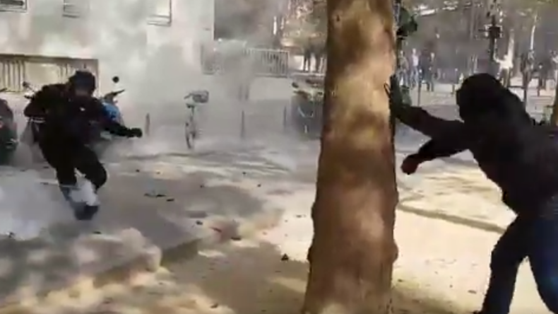 Heurts avec la police et siège du Monde tagué à la manifestation contre les ordonnances