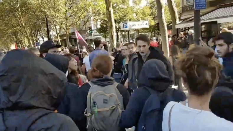 Un journaliste indépendant malmené par les Black Blocs à la manifestation contre les ordonnances