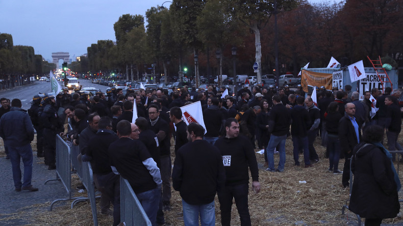 En colère, les agriculteurs bloquent l'accès aux Champs-Elysées (IMAGES)