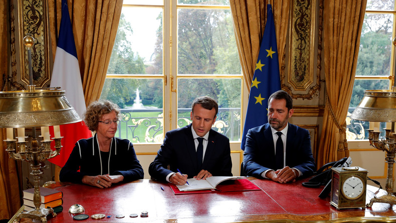 Macron signe en direct à la télévision les ordonnances réformant le droit du travail (IMAGES)