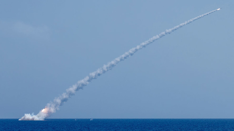 Un sous-marin russe frappe les terroristes en Syrie après une attaque contre des militaires (VIDEO)