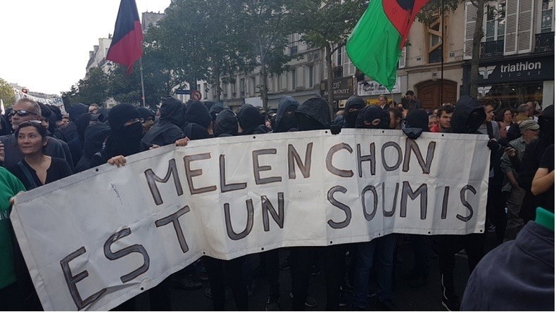 Coups et projectiles : des antifas perturbent le discours de Jean-Luc Mélenchon à Paris