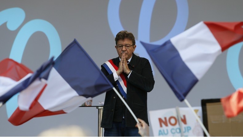 Malgré des perturbateurs, Mélenchon rassemble au moins 30 000 personnes à Paris
