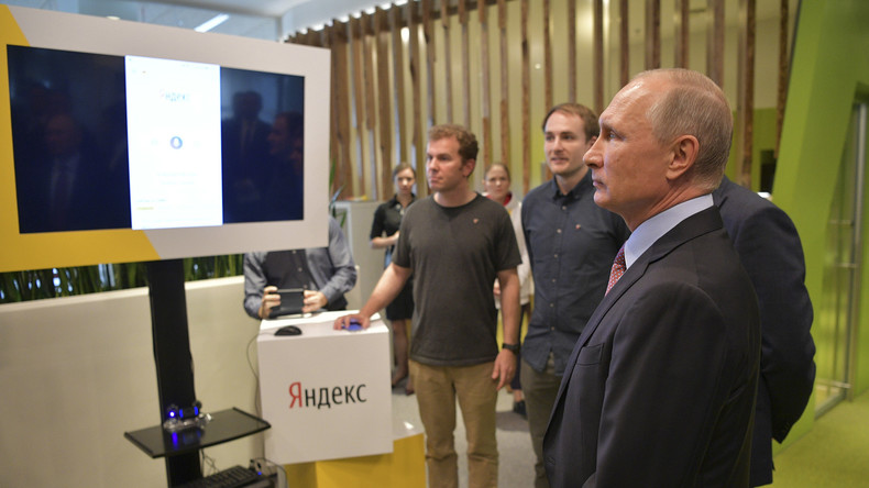 Vladimir Poutine se demande quand l'intelligence artificielle «va nous manger», en visitant Yandex