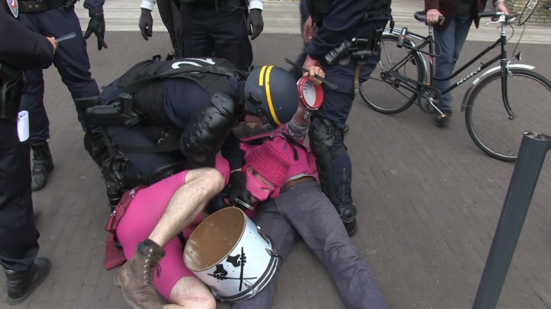 Un rassemblement de soutien aux migrants dégénère à Calais, plusieurs arrestations (VIDEO)