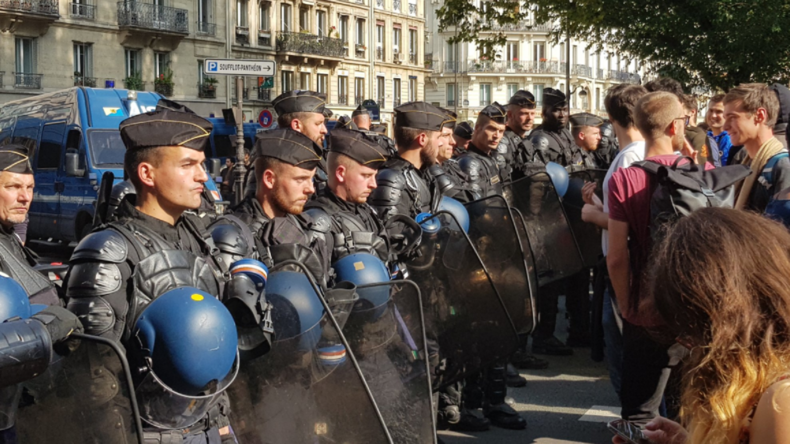 Macron accueilli par des étudiants en colère pour son discours à la Sorbonne (IMAGES)