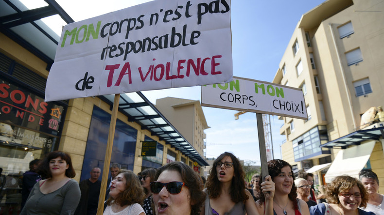 Stigmatisante ou salutaire ? Les féministes divisés sur la pénalisation du harcèlement de rue