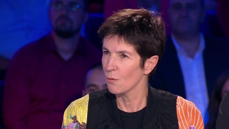 Huée par le public, Angot quitte le plateau d'ONPC en rage pour se réfugier dans sa loge