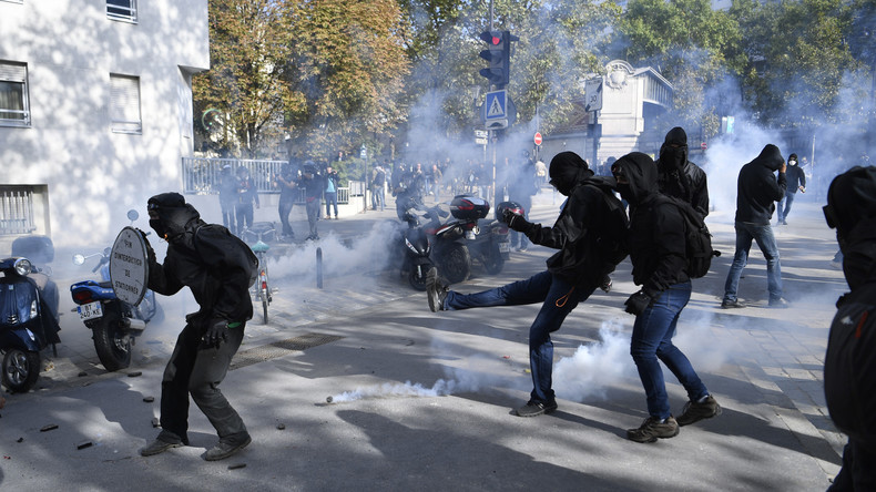 Le gouvernement envisagerait d'introduire les interdictions de manifester dans le droit commun