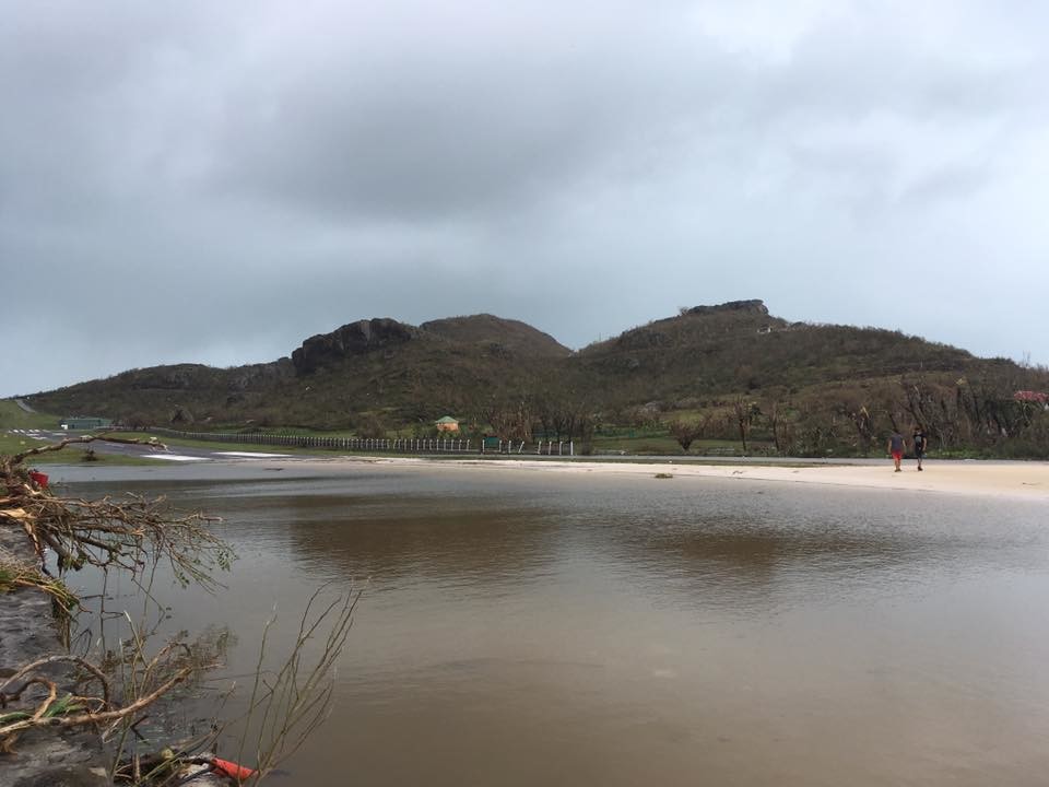 Scènes de désolation sur l'île de Saint-Martin, détruite à 95%, au moins huit morts et 23 blessés