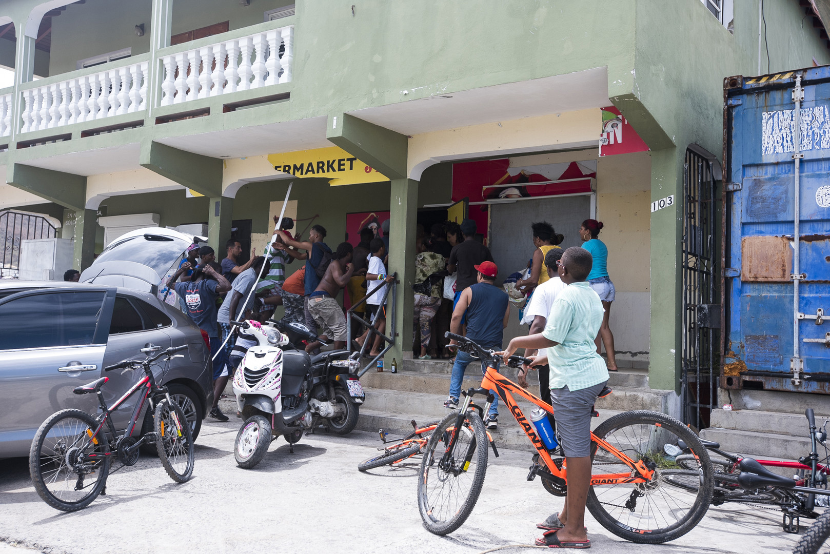 Scènes de pillages après les ravages de l'ouragan Irma à Saint-Martin (IMAGES)