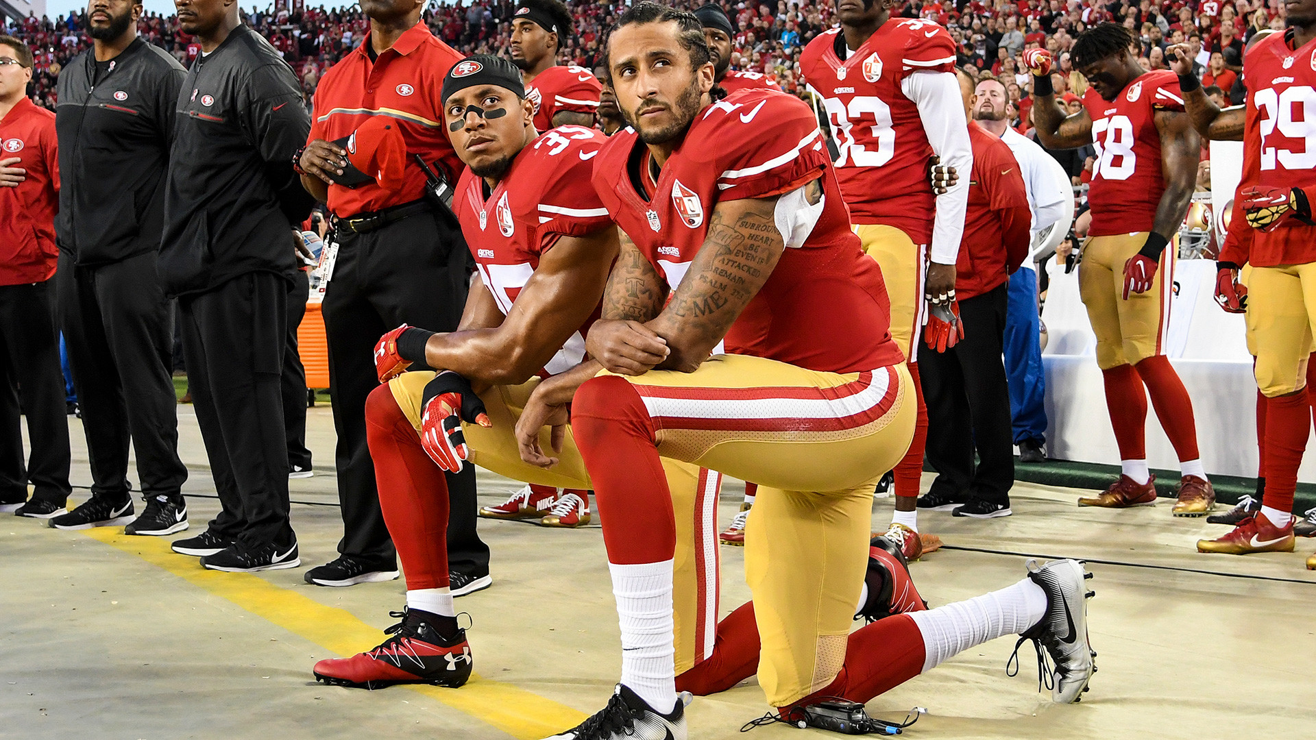 «Virez moi ces fils de p*te» : Trump s'en prend aux sportifs refusant de saluer l'hymne américain