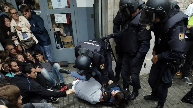 Charges de la police, électeurs traînés au sol : premières images du vote en Catalogne (VIDEOS)
