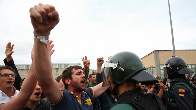 Référendum : la Guardia Civil bat en retraite sous les projectiles de la foule à Tarragone (VIDEO)