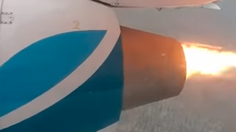 «Je me croyais athée, mais…» : un moteur en flammes effraie les passagers d'un avion (VIDEO)