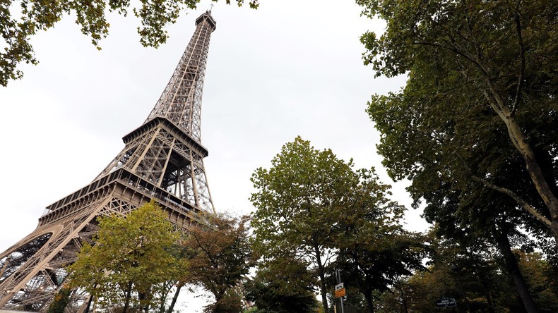 La Tour Eiffel éteinte en hommage aux victimes de Marseille et Las Vegas