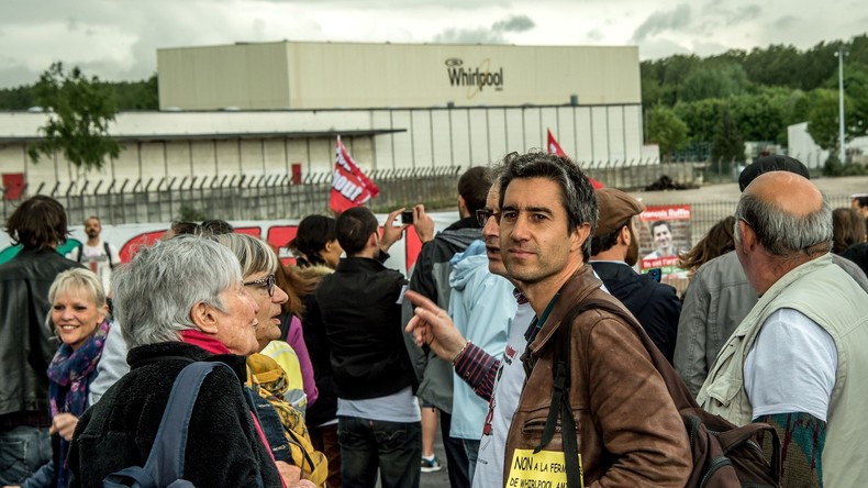 EN CONTINU : Lors de la visite à Amiens de Macron, les CRS gardent certains salariés à distance