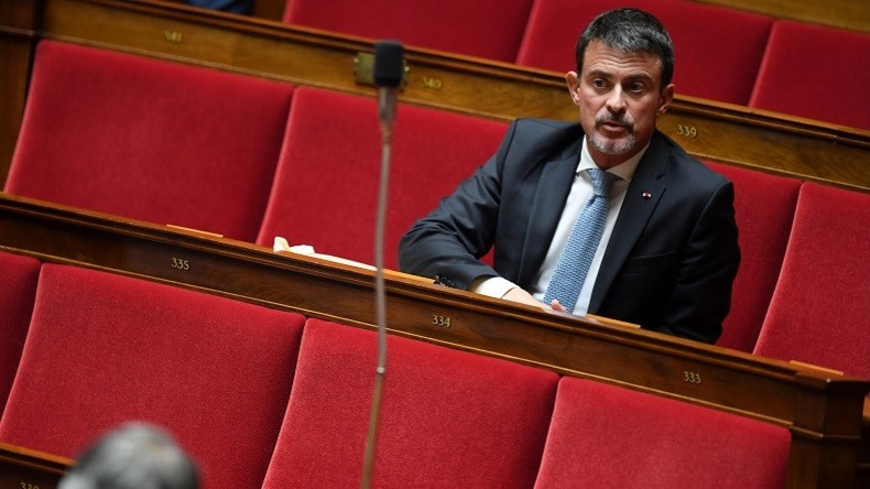 «Siéger avec l'ignoble Valls» : Mélenchon n'est pas emballé par son nouveau partenaire de mission