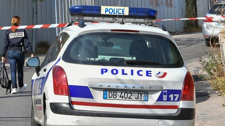 Près de Marseille, un couple interpellé avec un lance-roquettes et une Kalachnikov dans la voiture
