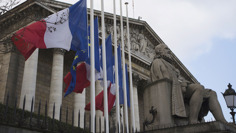 Les députés LFI réclament le retrait du drapeau de l'UE à l'Assemblée, préférant celui de l'ONU