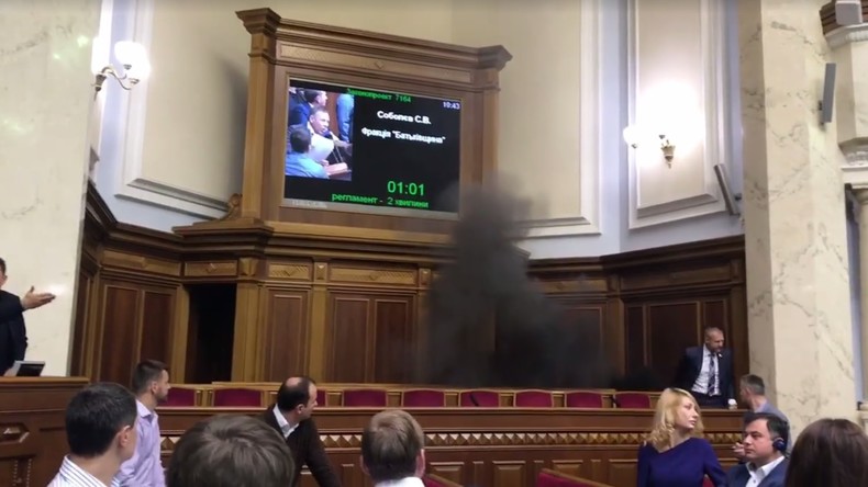 Un député ukrainien lance un fumigène en plein débat sur les lois controversées du Donbass