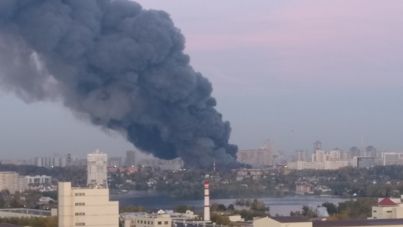 Quelque 3 000 personnes évacuées à cause d'un immense incendie dans un marché près de Moscou
