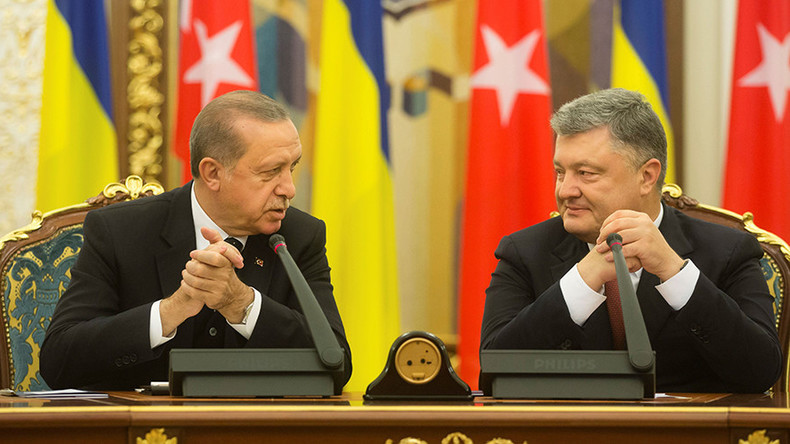 Quand Erdogan fait un somme en pleine conférence de presse avec Porochenko (VIDEO)