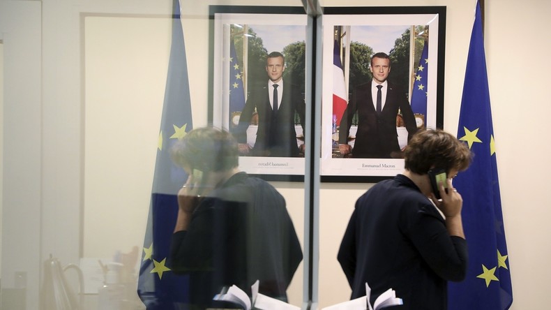 En colère, des élus de la Creuse retournent le portrait d’Emmanuel Macron dans leur mairie