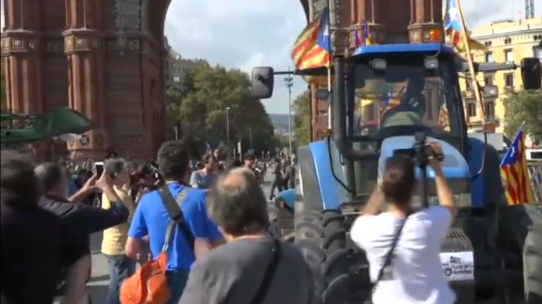 Catalogne : des partisans de l'indépendance se rassemblent à Barcelone (IMAGES)