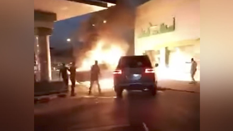 Un conducteur repousse une voiture en flammes qui menaçait d’embraser une station essence (VIDEO)