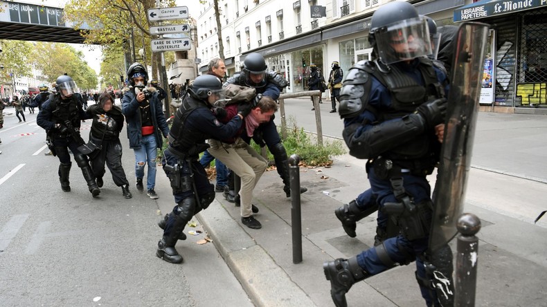 Incendies, projectiles : incidents en marge de la manifestation des fonctionnaires (IMAGES)