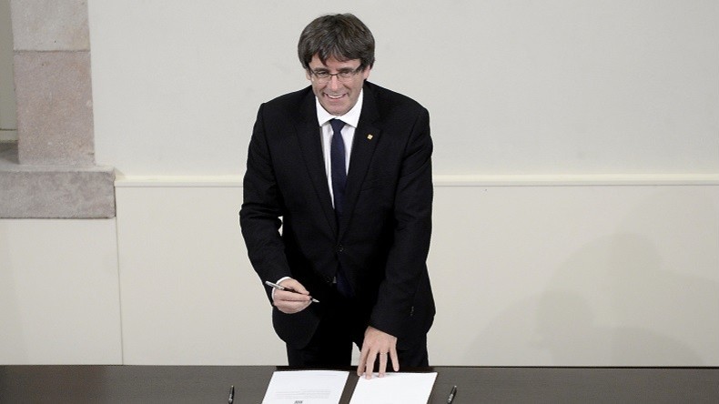 Le président de la Catalogne signe une déclaration d'indépendance, le flou demeure
