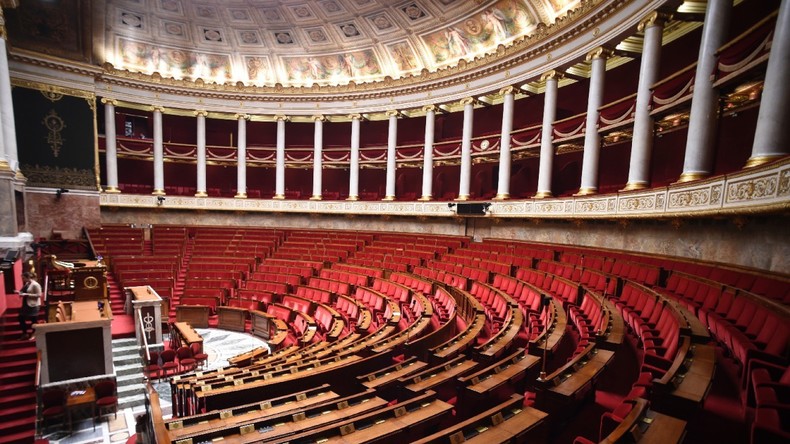 La consommation d'alcool des députés a chuté de 50% : l'Assemblée doit vendre ses bouteilles