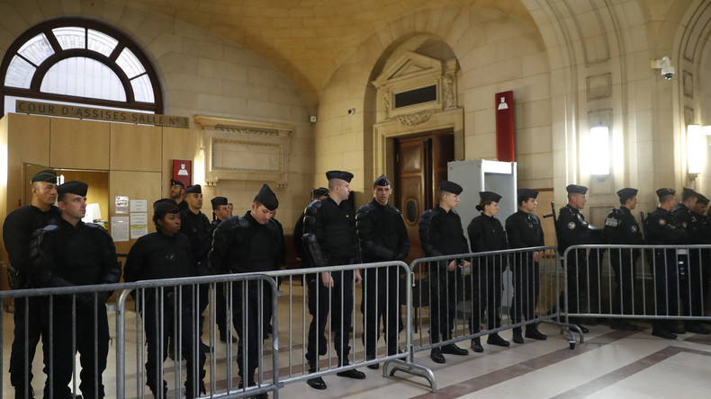 Voiture de police incendiée : jusqu'à sept ans de prison prononcés contre des militants antifas