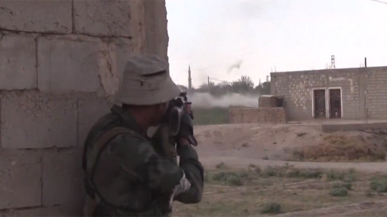 Au contact des terroristes: l'équipe de RT en Syrie prise au milieu des combats contre Daesh (VIDEO)
